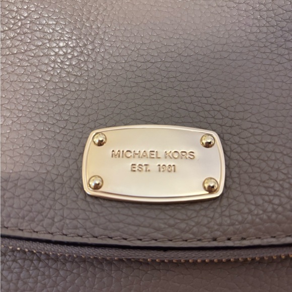 Michael Kors Brown Leather Shoulder Bag with Gold Accentsvery good condition - Picture 4 of 11